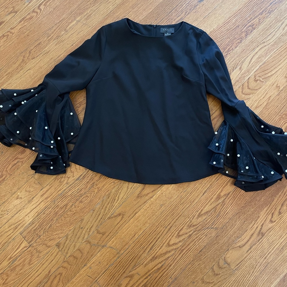 NWOT Gracia flared sleeve top with pearl embellishment. XL So cute!